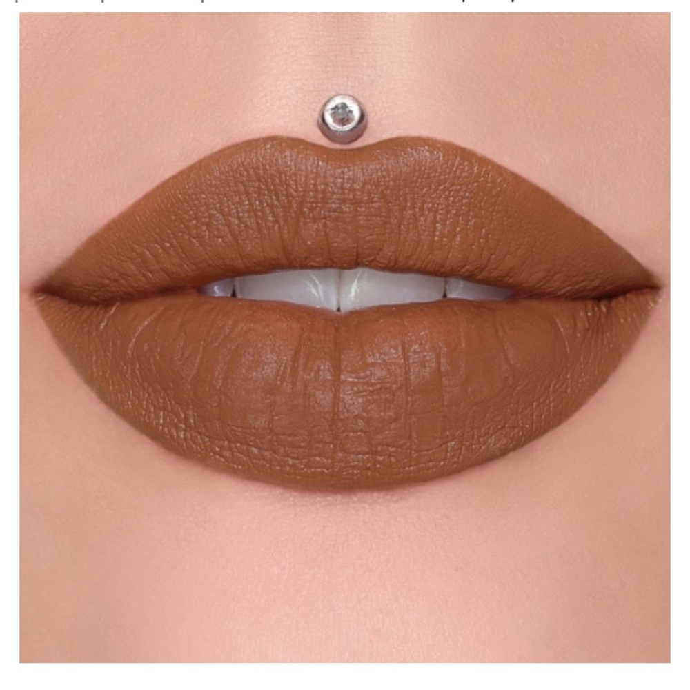 💥🔥 NEW ✨ JEFFREE STAR COSMETICS
Velvet Trap Lipstick (Chocolate Fondue)